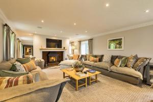 una sala de estar con un sofá y una mesa en Finest Retreats - Grassyards House, en Skelmorlie