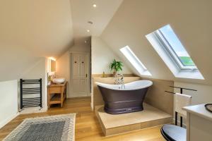 - Baño con bañera grande en el ático en Finest Retreats - Grassyards House, en Skelmorlie 34 fotos más