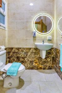 Ένα μπάνιο στο La Prestigia luxury Apartments by Peaks