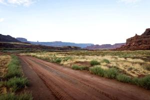 Allen Memorial Hospital HeliportにあるIntimate Glamping Tent near Arches National Park for a Memorable Couples Escape in Moab, Utahの砂漠の中の未舗装道路 +10枚の写真