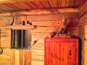 una estatua de un caballo sentada en la parte superior de una cabaña de madera en Charmingly Rustic Weekend Getaway in the Mountains near Pittsburgh, Pennsylvania, en Champion 11 fotos más