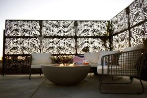 Ruang duduk di Luxury Tiny House with Private Hot Tub Access at the Grand Canyon