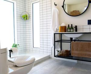 Bilik mandi di Luxury Tiny House with Private Hot Tub Access at the Grand Canyon