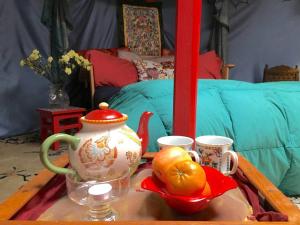 Χώρος καθιστικού στο Authentic Mongolian Yurt for a Serene Healing Retreat in Saratoga Springs, New York