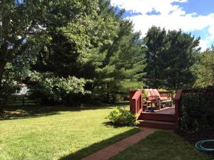 Κήπος έξω από το Authentic Mongolian Yurt for a Serene Healing Retreat in Saratoga Springs, New York