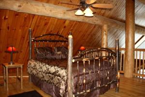 Postel nebo postele na pokoji v ubytování Secluded Log Cabin Nestled in the Woods in Athol, New York