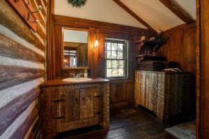 Η κουζίνα ή μικρή κουζίνα στο Perfect Couple's or Solo Getaway: 1840s Log Cabin, Claxton, GA +18 φωτογραφίες
