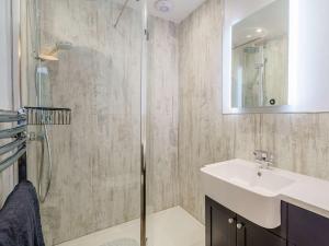 Duddonにある3 Bed in The Green 88586の洗面台とシャワー付きのバスルーム +48枚の写真
