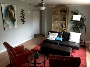Χώρος καθιστικού στο Spacious Modular Rental on Huge Horse and Cattle Farm near Charlottesville, Virginia +11 φωτογραφίες