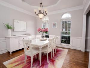 une salle à manger blanche avec une table et des chaises blanches dans l'établissement Fantastic Cottage with Fire Pit and Barbecue in Charlotte, North Carolina, à Charlotte