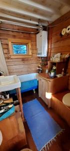 un piccolo bagno con vasca e lavandino di Eco-Friendly Peaceful Cabin with Lofted Interior and Water Views in Maine a Steuben