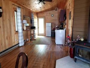 Kuchyň nebo kuchyňský kout v ubytování Idyllic Lake Cabin for a Camping Getaway in Cross Wing County, Minnesota
