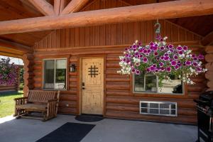 a cabin with a bench and a chandelier at Luxury Pet-Friendly 1-Bedroom Log Cabin in Bonners Ferry with Full Kitchen and Wi-Fi in Bonners Ferry