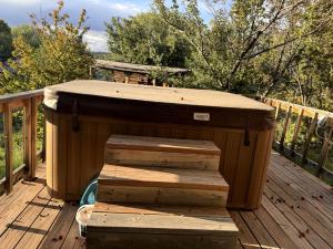 Balkoni atau teres di Adobe Cottage on Organic Farm Stay near Taos, New Mexico