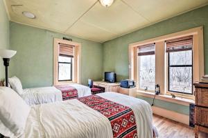 Katil atau katil-katil dalam bilik di Adobe Cottage on Organic Farm Stay near Taos, New Mexico