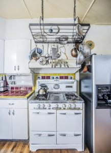 Dapur atau dapur kecil di Adobe Cottage on Organic Farm Stay near Taos, New Mexico