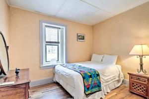 une chambre avec un lit et une fenêtre dans l'établissement Adobe Cottage on Organic Farm Stay near Taos, New Mexico, à San Cristobal 23 autres photos