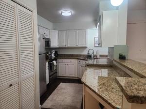 Η κουζίνα ή μικρή κουζίνα στο Modern 2BR Condo with pool Access in Mesa