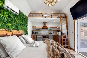 O bucătărie sau chicinetă la A+ Privacy | Romantic Lux | Sauna | Hot/Cold Pool in Texas
