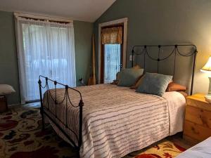 Giường trong phòng chung tại Secluded Rustic Cabin Rental Inside Manistee National Forest in Brethren, Michigan