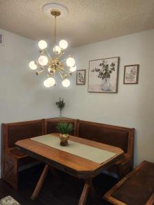 Χώρος καθιστικού στο Modern 2BR Condo with pool Access in Mesa