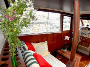 Χώρος καθιστικού στο Unique Yacht Rental in a Peaceful Setting on Damariscotta River, Maine +21 φωτογραφίες