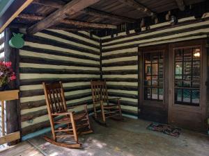 Φωτογραφία από το άλμπουμ του Log Cabin Hideaway in the Woods near Knoxville, Tennessee σε Νόξβιλ