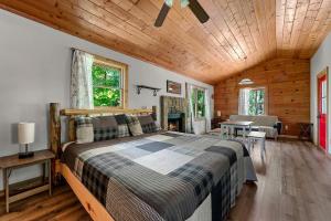 a bedroom with a large bed in a cabin at Charming Cabin with Spa and Mountain Views in Sevierville, Tennessee in Pinnacle