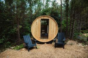 Κήπος έξω από το Gorgeous Safari Tent with Sauna Perfect for a Couple Retreat in Kentucky