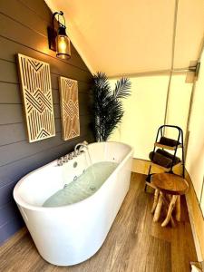 Φωτογραφία από το άλμπουμ του Gorgeous Safari Tent with Sauna Perfect for a Couple Retreat in Kentucky σε Cadiz +29 φωτογραφίες