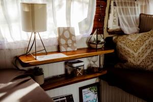 Posezení v ubytování Vintage Camper Rental Ideal for Glamping in Missouri, MO