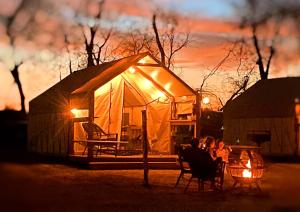 Staples的住宿－Exciting Family Glamping Getaway by the San Marcos River: Charming Safari Tent near Kingsbury, Texas，相簿中的一張相片