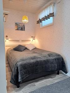 Un dormitorio con una cama grande en una habitación. en Aurinkotuuli C9, en Kalajoki