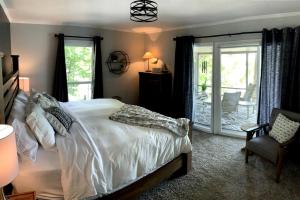 Postel nebo postele na pokoji v ubytování Inmerse in the Serenity of this Lakefront Cottage in Cadiz, Kentucky