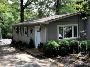 Zahrada ubytování Inmerse in the Serenity of this Lakefront Cottage in Cadiz, Kentucky