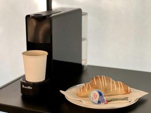 um prato com uma sanduíche e uma chávena de café na mesa em Stunning Tented Cabin with Fire Pit in Des Moines, Iowa em Marquisville