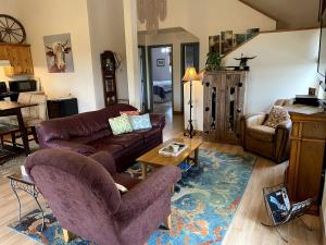 Ruang duduk di Hilltop Valley View Cabin, Wimberley, Texas