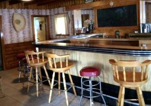 - un bar avec tabourets en bois dans l'établissement Spacious Cottage Rental with a Fire Pit and Fabulous Views in Summit Lake, Wisconsin, à Summit Lake 18 autres photos