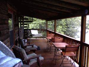 Μπαλκόνι ή βεράντα στο Impressive Cabin Rental with Campfire Area and Beautiful Views near Kentucky Lake