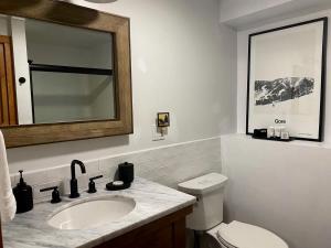 Φωτογραφία από το άλμπουμ του New York Glamping Trips in this Fully-Equipped Rental in Bolton Landing σε Bolton Landing