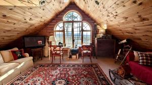 Φωτογραφία από το άλμπουμ του New York Glamping Trips in this Fully-Equipped Rental in Bolton Landing σε Bolton Landing