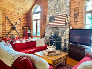 Φωτογραφία από το άλμπουμ του New York Glamping Trips in this Fully-Equipped Rental in Bolton Landing σε Bolton Landing +29 φωτογραφίες