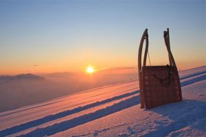 Matahari terbit atau terbenam yang dilihat dari apartmen atau berdekatan