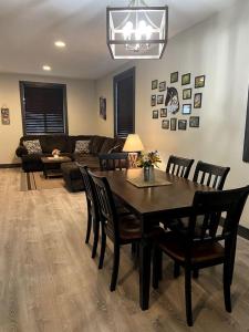 Χώρος καθιστικού στο Modern Condominium with Pet-Friendly Drift Boat Parking near Madison River in Ennis, Montana