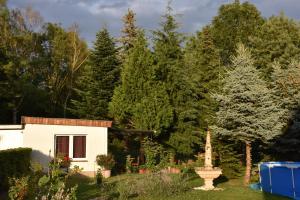 ein kleines Haus in einem Garten mit Bäumen in der Unterkunft Ferienhaus Hübner in Leipzig