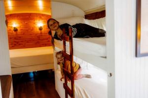 Palanda nebo palandy na pokoji v ubytování Rustic Bus Accommodation Perfect for Glamping in Missouri