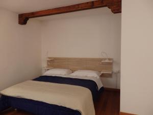 a bedroom with two beds in a room at Appartamento Goldoni in Venice