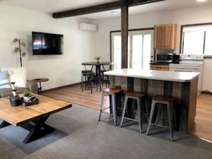 Η κουζίνα ή μικρή κουζίνα στο Trendy and Spacious Cabin Surrounded by Nature in Rapid City, South Dakota