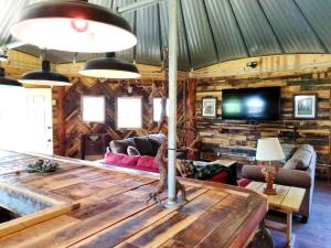 TV/trung tâm giải trí tại Rustic Octagon-Shaped Cabin for a Glamping Getaway near Huntington, West Virginia