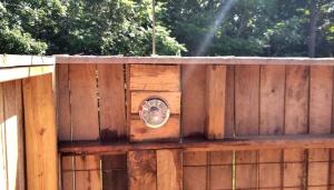 une clôture en bois avec un ventilateur au-dessus dans l'établissement Rustic Octagon-Shaped Cabin for a Glamping Getaway near Huntington, West Virginia, à Genoa